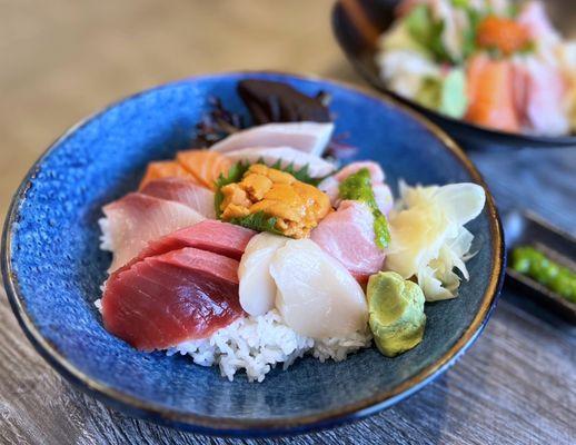 Deluxe Chirashi w/ maguro, hamachi, sake, albacore, hotate, otoro, hokkaido uni, kizami wasabi | $34.99