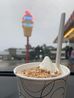 Hot fudge caramel sundae with peanuts