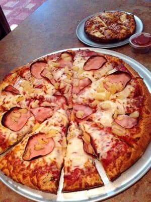 Large Hawaiian pie and small garlic cheese bread.