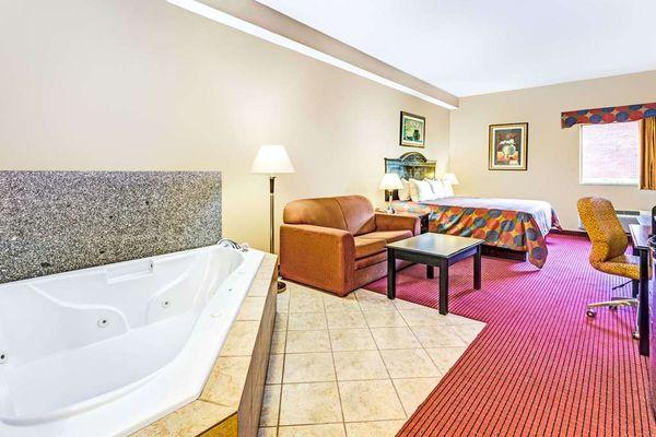 1 King Bed Hot Tub Suite