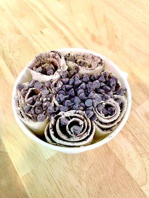 Oreo ice rolls with chocolate chip topping