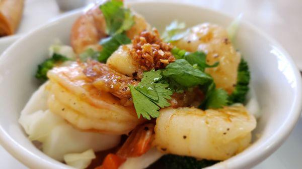 Hello Garlic  Stir fried Shrimp, chicken or tofu with black pepper, veggies and cilantro.