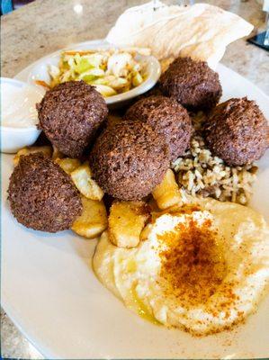 Falafel lunch platter