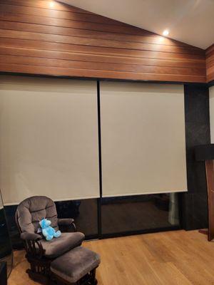 Motorized roller shade