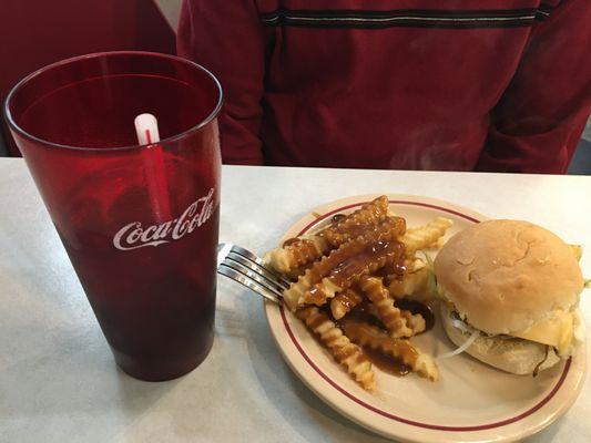 Mini-burgher w/ fries and gravy.