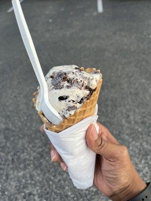 Cookies n cream ice cream with brownie and marshmallows