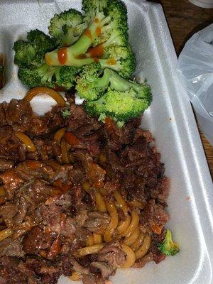 Beef plate with noodles and broccoli