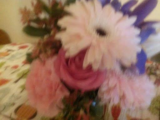 blurry photo but this is what the delivered flowers looked like.