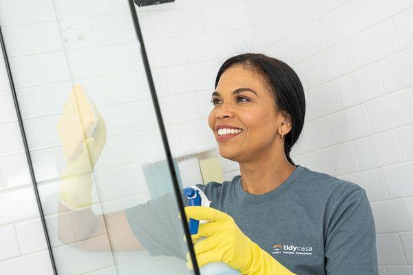 Bathroom cleaning with Tidy Casa.