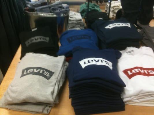 Levi's tshirts