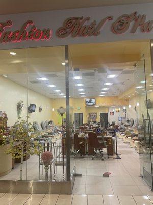 This place has no busy doing anyones nails I asked for a simple nail takeoff and gel manicure