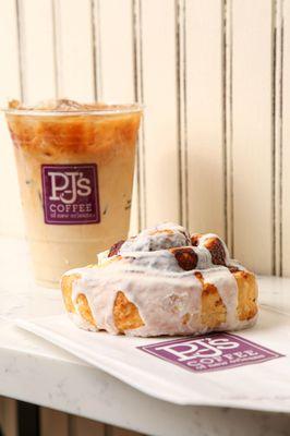 Cinnamon Roll Iced Latte
with
Cinnamon Roll