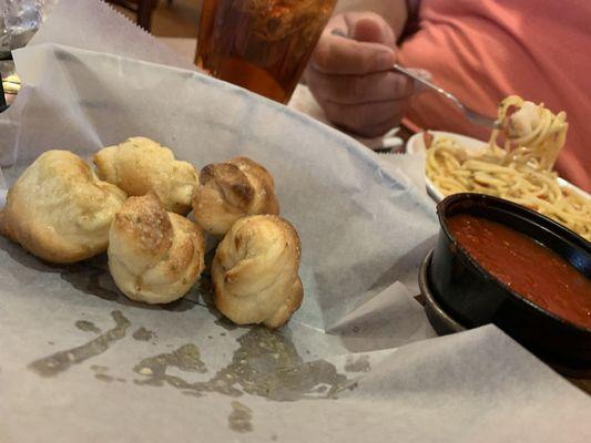 Garlic knots w marinara