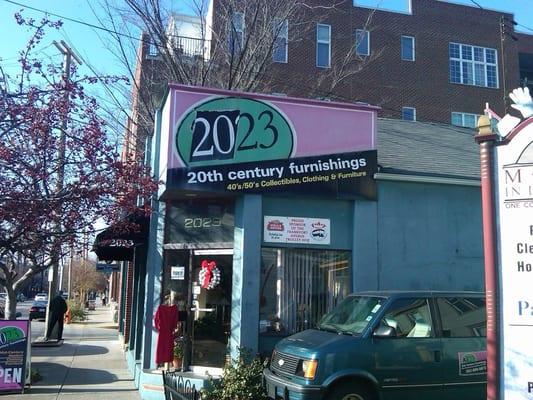 2023- lots of mid-centrury- a must stop in.