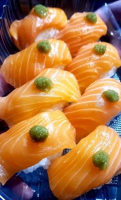 Salmon nigiri