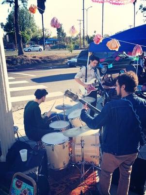 Deadfella playing for The People's Holiday Sale at the Loce Corner