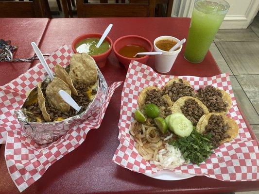 Tacos de carne asada.  Papa horneada.