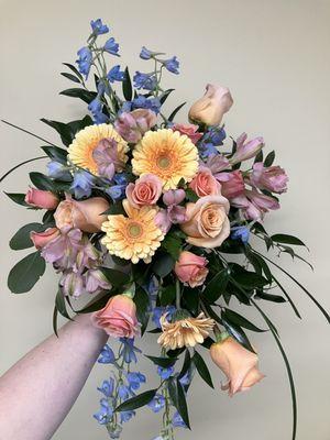 This colors in this pastel cascade style wedding bouquet are all the rage!