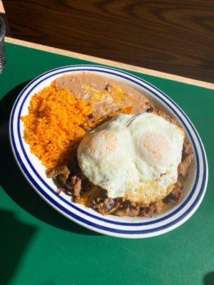 Chilaquiles con carne asada