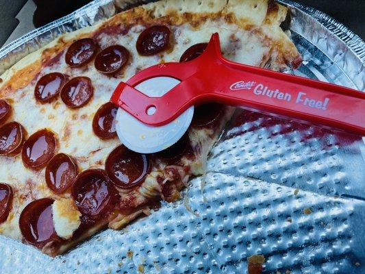 Gluten-Free pizza with individualized pizza cutter.