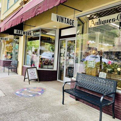 View or right entrance to McMinnville Antiques Mall