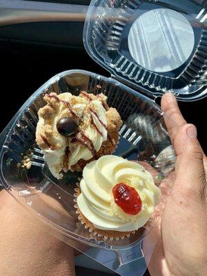 Blueberry Cobbler and Strawberry Shortcake cupcakes, yum!