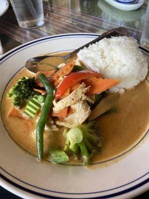 Red Curry with chicken lunch entree