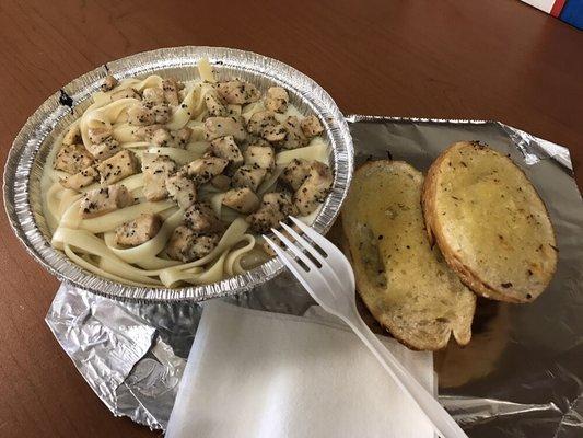 Chicken Alfredo pasta with 2 garlic bread toast