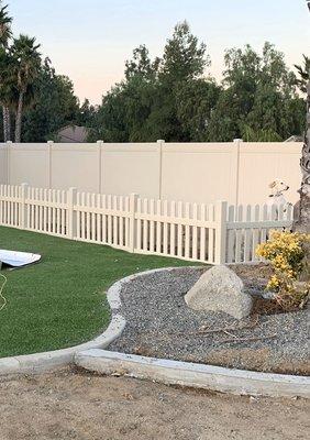 Vinyl privacy and picket vinyl fence