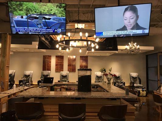 Full bar with wine and mixed beverages.