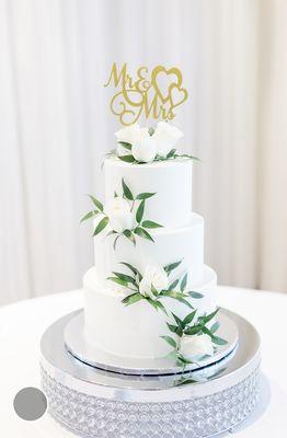 Cake with fresh flowers