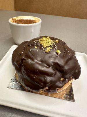 Pistachio cream puff and cortado