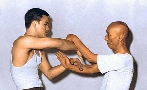 Bruce Lee and Ip man rolling hands training wing chun.