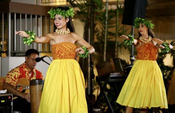 Hula Kahiko dancer