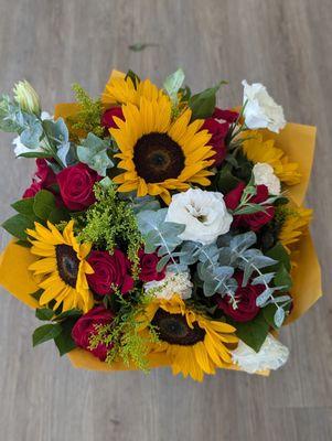 lrg roses and sunflowers bouquet