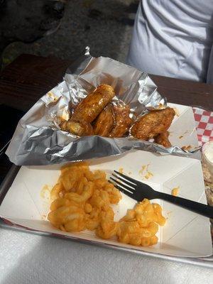 Special was 10 wings.  Got them with Mango Habanero sauce and the Mac-n-cheese.  It was really good.  Recommend it!!