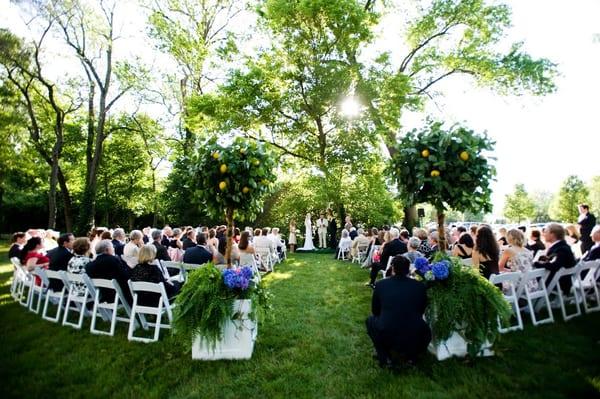 Racquet Club Ladue outdoor St. Louis wedding.  Photo courtesy of Erin Beach Photography.