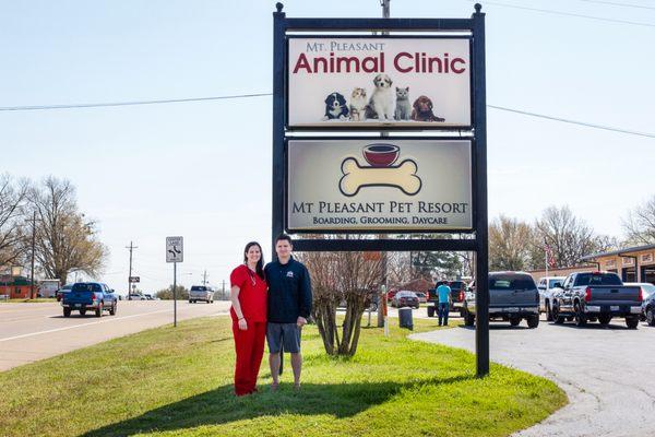 Such a good looking married couple, wouldn't you say? Jay runs the Pet Resort and Dr Senn/Skidmore run the Animal Clinic right next door!