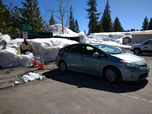 Charging the tiny 4.4kWh Li-ion battery pack in snowy Tahoe