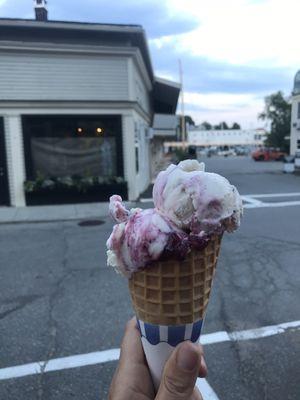 1 scoop of Maine berry in a waffle cone