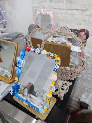 Mirrors you can decorate. Aren't they cool?