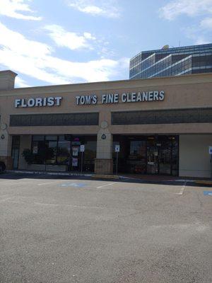 Tom's Fine Cleaners