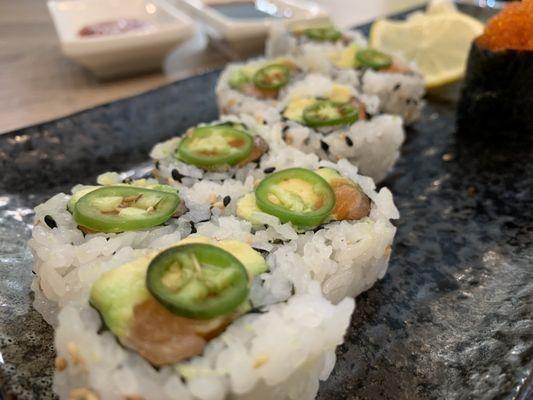 Salmon avocado roll +jalapeño