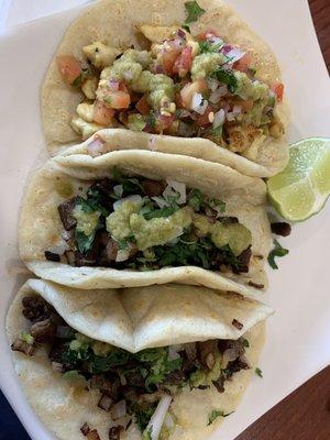 Lengua y pollo tacos