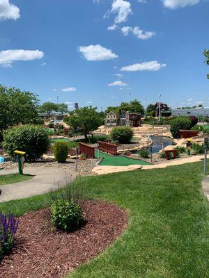 Outdoor mini golf