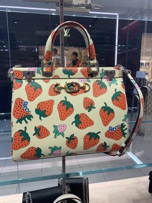 Gucci Zumi Medium strawberry print top handle