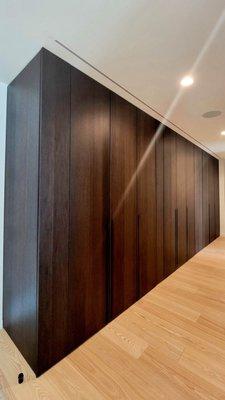 Extensive european wardrobe, closet in wood veneer with integrated handles