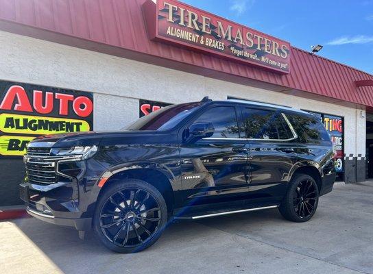 2022 Chevy Tahoe w/ 24" Dub Clout and 295/35R24 Radar Tires.