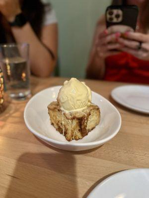 "Cinnamon roll" dessert! Amazing