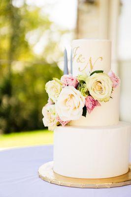 Three-tier wedding cake (4/6/8inch, serves 44)